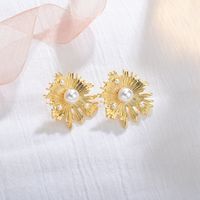 Boucles D&#39;oreilles Fleur De Soleil Incrustées De Perles Coréennes main image 1