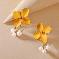 Simple Flower Pearl Earrings main image 1