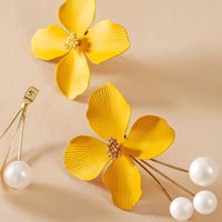 Simple Flower Pearl Earrings main image 5