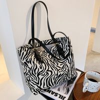 Large Capacity Fashion Shoulder Bag main image 1