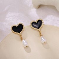 Fashion Retro Rhinestone Heart Pearl Earrings main image 3