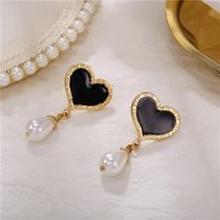 Fashion Retro Rhinestone Heart Pearl Earrings main image 4