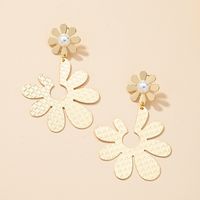 Fashion Metal Pearl Flower Earrings sku image 1