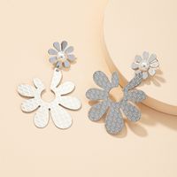 Fashion Metal Pearl Flower Earrings main image 4