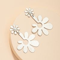 Fashion Metal Pearl Flower Earrings main image 5