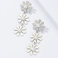 Retro Fashion Flower Pearl Earrings main image 3