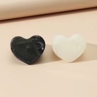 مجموعة من 2 قطعة من خواتم الأكريليك الأنيقة الرجعية على شكل قلب main image 4