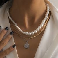 Geometric Embossed Round Pendant Pearl Necklace main image 2