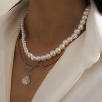 Geometric Embossed Round Pendant Pearl Necklace main image 3
