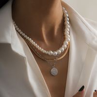 Geometric Embossed Round Pendant Pearl Necklace main image 4