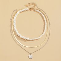 Geometric Embossed Round Pendant Pearl Necklace main image 5