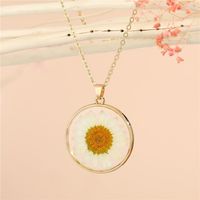 Retro Simple Daisy Pendant Resin Necklace main image 6