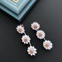 White Pearl Retro Flower Earrings main image 5