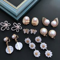 White Pearl Retro Flower Earrings main image 4