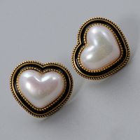 Retro Big Peach Heart-shaped Earrings main image 6