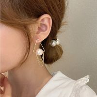 Boucles D&#39;oreilles Géométriques Triangle Pompon Perles De Corée main image 3