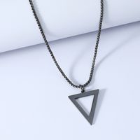 Collier Triangle Simple En Acier Titane Noir main image 1