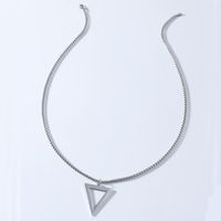 Collier Triangle Simple En Acier Titane Noir main image 3