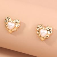 Retro Heart-shaped Metal Pearl Earrings main image 3