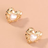 Retro Heart-shaped Metal Pearl Earrings main image 4