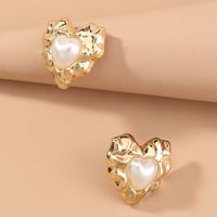 Retro Heart-shaped Metal Pearl Earrings main image 5
