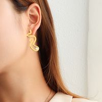 Fashion S-curve Pearl Titanium Steel Earrings main image 4