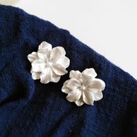 Korean White Flower Resin Earrings main image 5