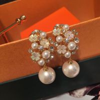Fashion White Mother-of-pearl Flower Earrings main image 3