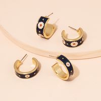 Fashion Small Daisy Geometric C-shaped Alloy Earrings Wholesale main image 3