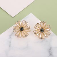 Fashion Handmade Champagne Crystal Daisy Flower Alloy Earrings Wholesale main image 1