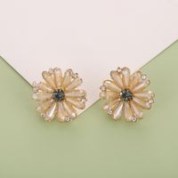 Fashion Handmade Champagne Crystal Daisy Flower Alloy Earrings Wholesale main image 3
