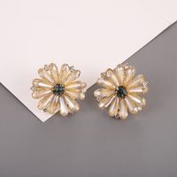 Fashion Handmade Champagne Crystal Daisy Flower Alloy Earrings Wholesale main image 4