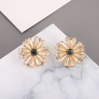 Fashion Handmade Champagne Crystal Daisy Flower Alloy Earrings Wholesale main image 5