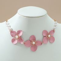 Einfache Rosa Perle Blumenlegierung Halskette Großhandel main image 3
