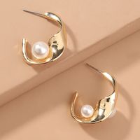 Fashion Simple Metal Curved Asymmetrical Pearl C-shaped Earrings main image 2