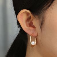 Fashion Simple Metal Curved Asymmetrical Pearl C-shaped Earrings main image 3