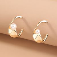 Fashion Simple Metal Curved Asymmetrical Pearl C-shaped Earrings main image 4
