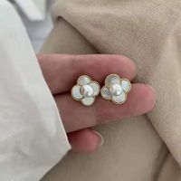Fashion Pearl Small Flower Earrings Wholesale main image 1
