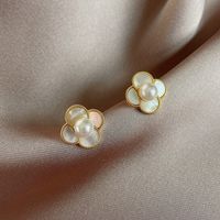 Fashion Pearl Small Flower Earrings Wholesale main image 4