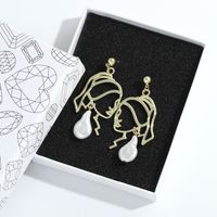 Fashion Electroplating Gold Alloy Inlaid Pearl Portrait Earrings main image 3