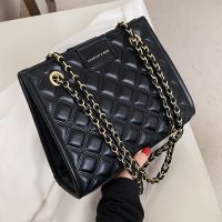 Fashion Solid Color Rhombus Pattern Splicing Chain Underarm Bag main image 6