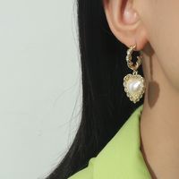 Pendientes De Aleación De Perlas En Forma De Corazón Con Giro De Moda Al Por Mayor main image 2