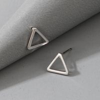 Mode Nouveau Style Simple Alliage Géométrique Triangle Boucles D'oreilles main image 5