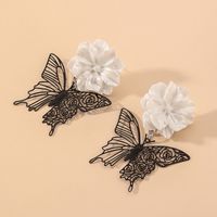 Koreanische Schwarz-weiß-kontrastfarbe Schmetterlings-blumenohrringe main image 1