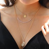 Collier Multicouche Avec Pendentif Coquillage En Perles Dorées Rétro main image 3