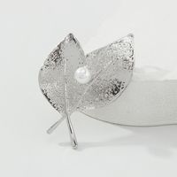 Fashion Imitation Pearl Geometric Leaf Brooch main image 3