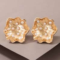 Fashion Metal Pearl Flower Irregular Earrings Wholesale main image 5