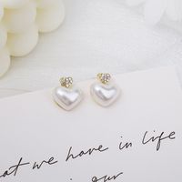Simple Pearl Diamond-studded Peach Heart Stud Earrings main image 2