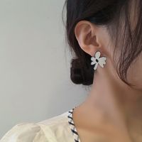 Fashion Creative Asymmetric Metal Flower Drop Oil Earrings main image 4