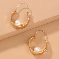 Retro U-shaped Metal Imitation Baroque Pearl Earrings main image 1
